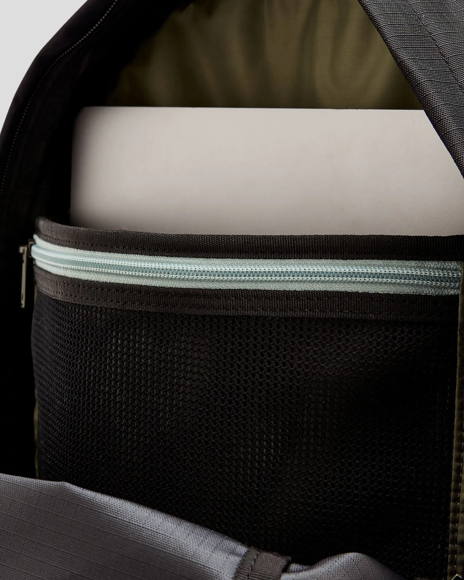 Axon Everyday Backpack - 18L - Black Stingray