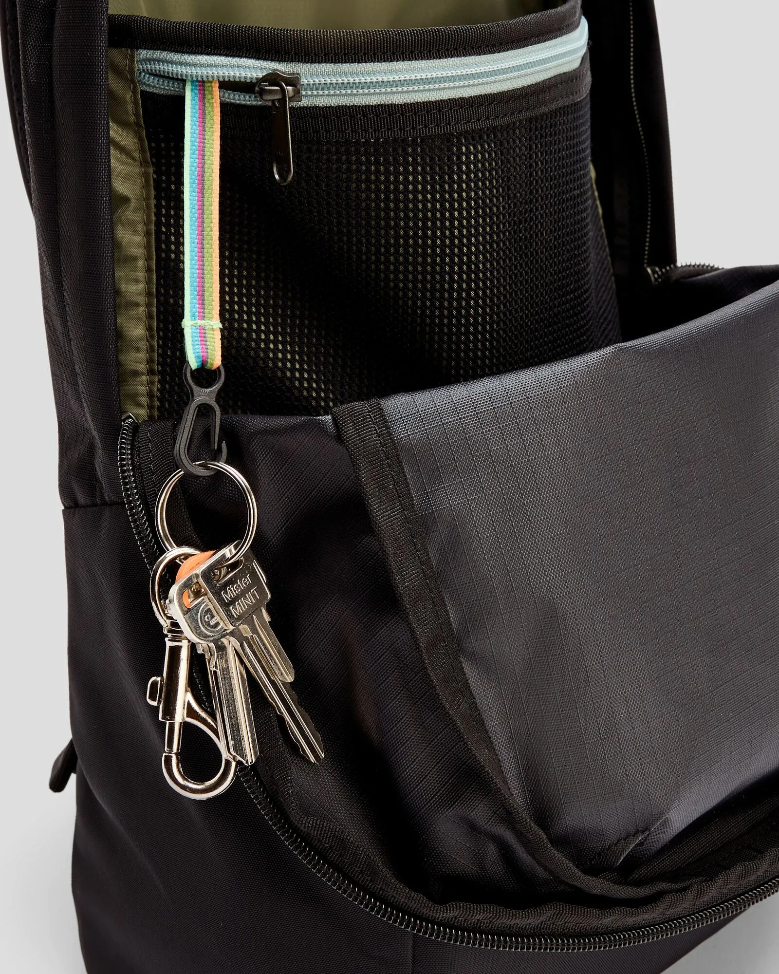 Axon Everyday Backpack - 18L - Black Stingray